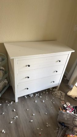 Dresser white with three drawers in perfectly good conditions
