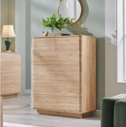 Brand new 8 Drawer Dresser in Light Oak
