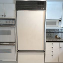 Sub Zero Fridge And Freezer 259 DEAL OF THE CENTURY) 