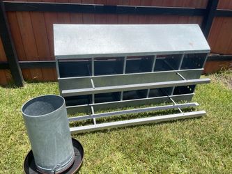 Ten hole chicken nesting plus feeder