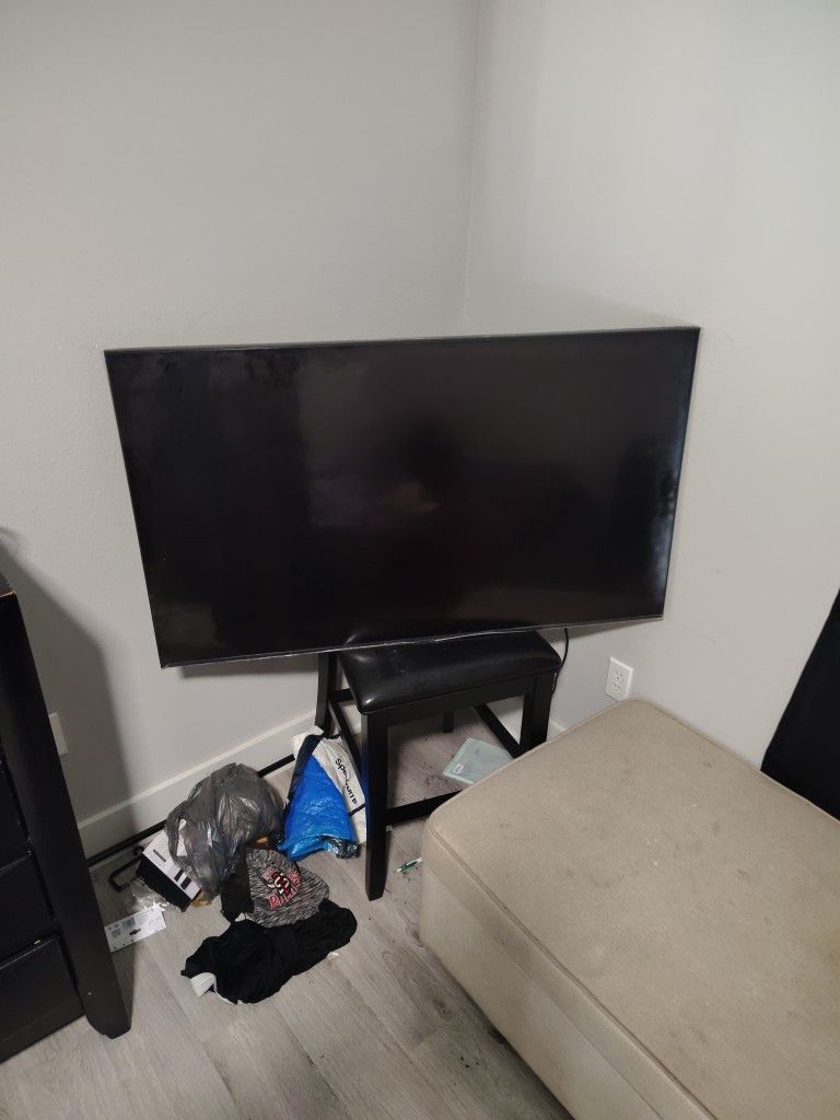 50 Inch Smasung Smart TV.. 100 Brand New Moving