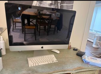 Apple iMac Desktop Computer with Keyboard and Mouse