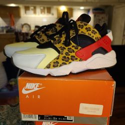 2021 SNKRS Day Nike Huarache
Men's Size 9 LIKE NEW