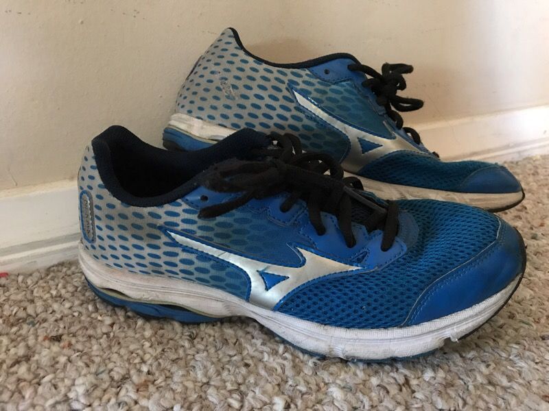 Mizuno boys running shoes 6.5