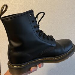 DOC MARTENS BOOTS