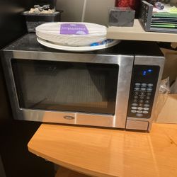 Reliable Oster Microwave Oven for Sale – Clean & Powerful