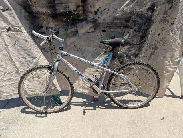 Mountain Bike, Medium Frame, Ladies 