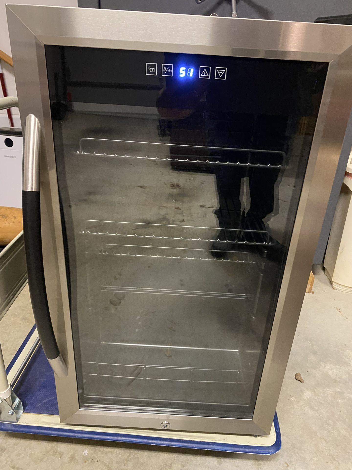 Avanti Beverage Center - Mini Fridge/Refrigerator