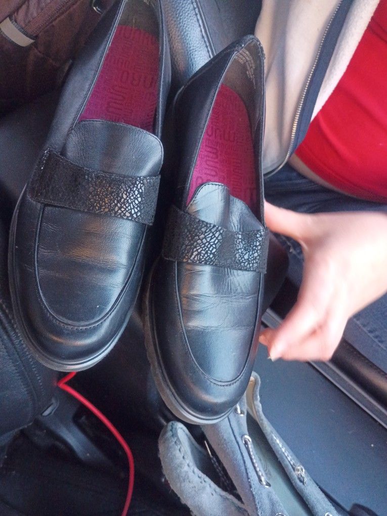 This is a Munro Geena loafer in black leather with a snakeskin-embossed detail