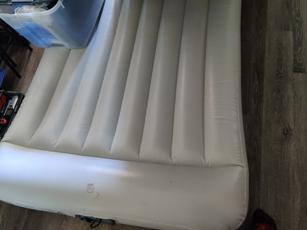 queen size air mattress built in pump