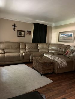 Beautiful genuine Leather very clean almost new six piece sectional