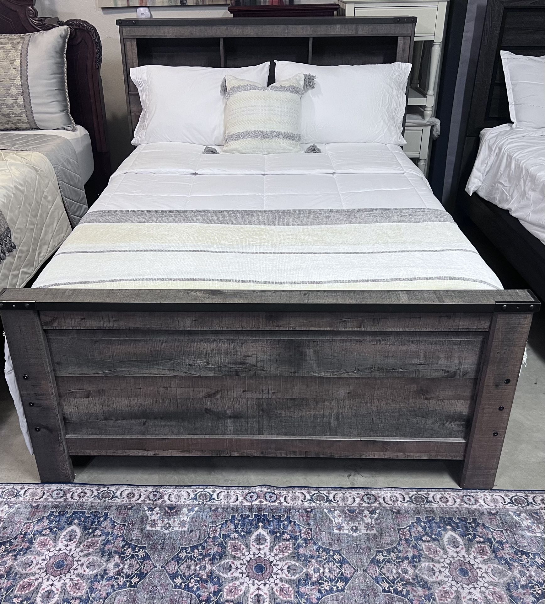 Full size new bed with Storage. Includes excellent memory foam mattress. Hablo Español Y Hago Entrego