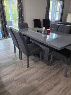 Dinning room table with 6 chairs