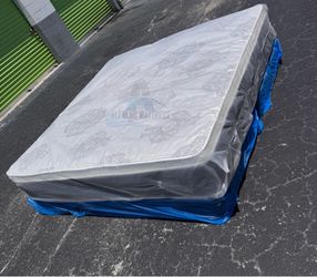 King mattress pillow top and box spring set (2pc - brand new)