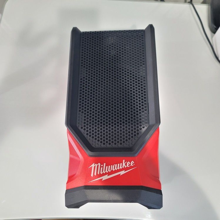 MilwaukeeM18 18V Lithium Ion Cordless Wireless Bluetooth Jobsite Speaker (Tool Only)