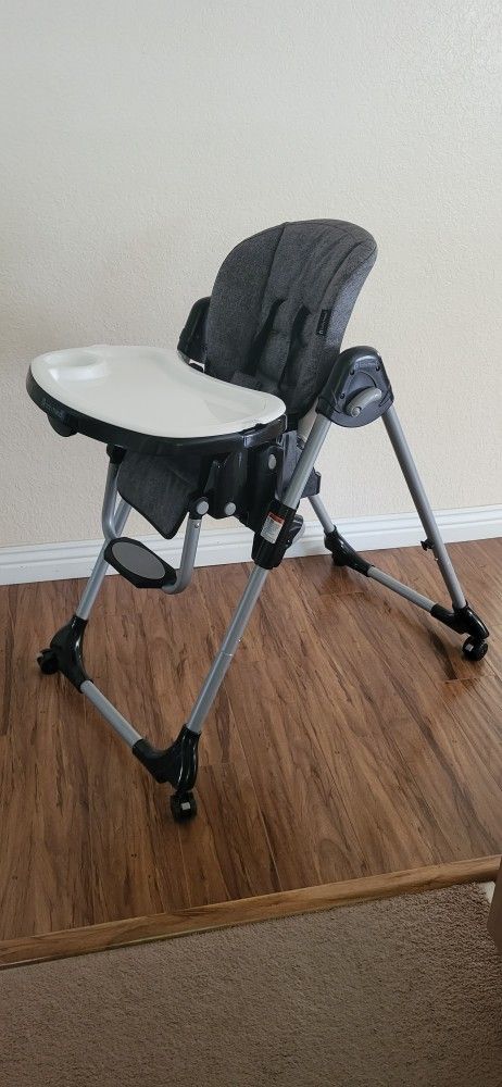 Practically New Baby Trend High Chair 5 In 1 ( PRICE FIRM!)