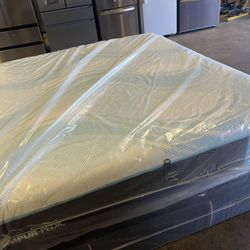 SALE 🎉King Mattress Tempurpedic LuxeBreeze Medium Hybrid 🎉