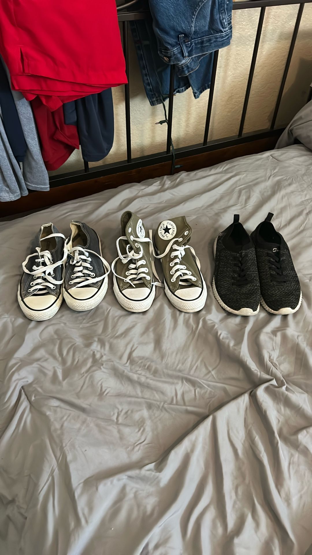 Dos pares  de tenis converse All star , usados , pero todavía husables ,