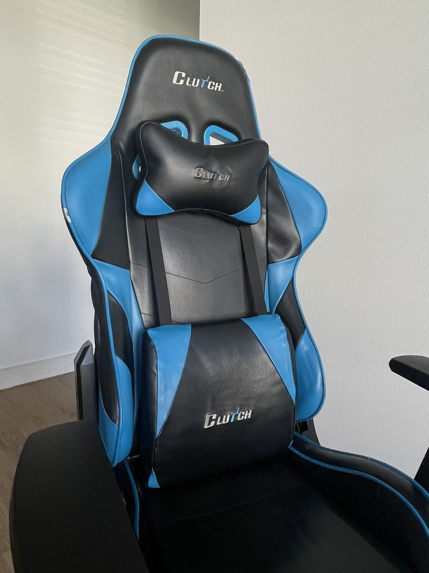 🪑 Clutch Gaming Chair – Blue & Black (Excellent Condition)