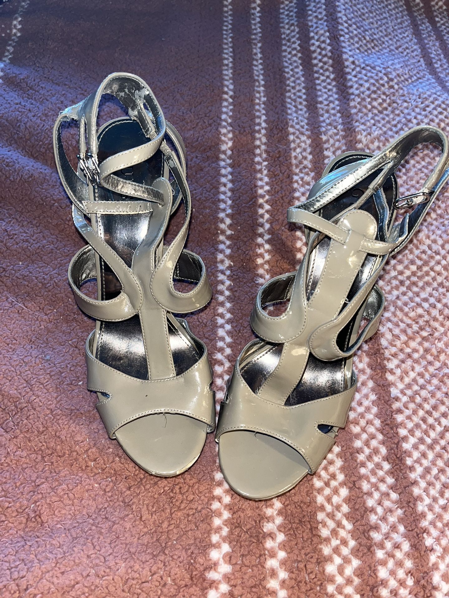 Size 8.5 Guess Heels