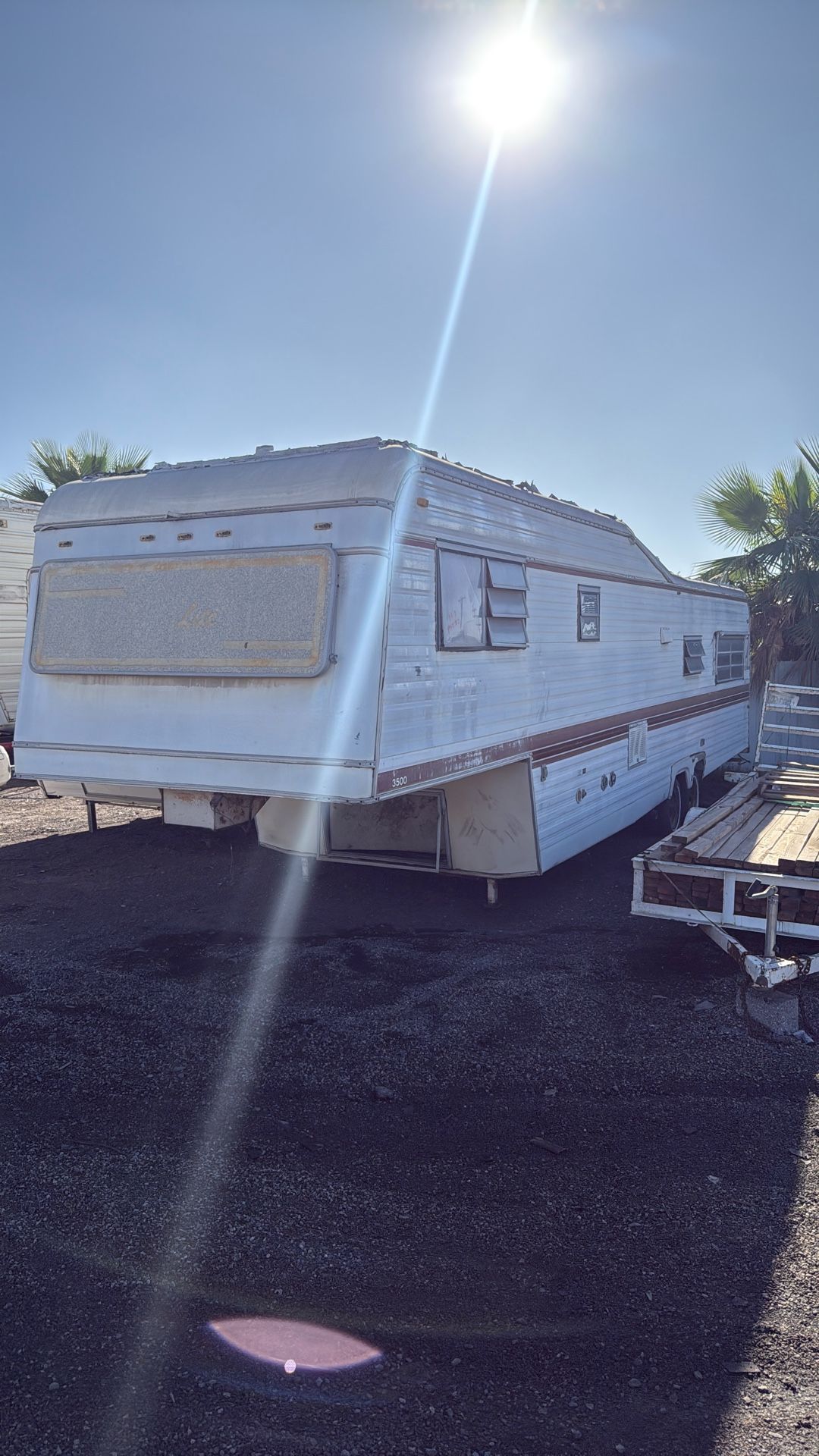 5th wheel trailer $250 cash only has pink slip