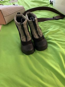 Snow boots size 7