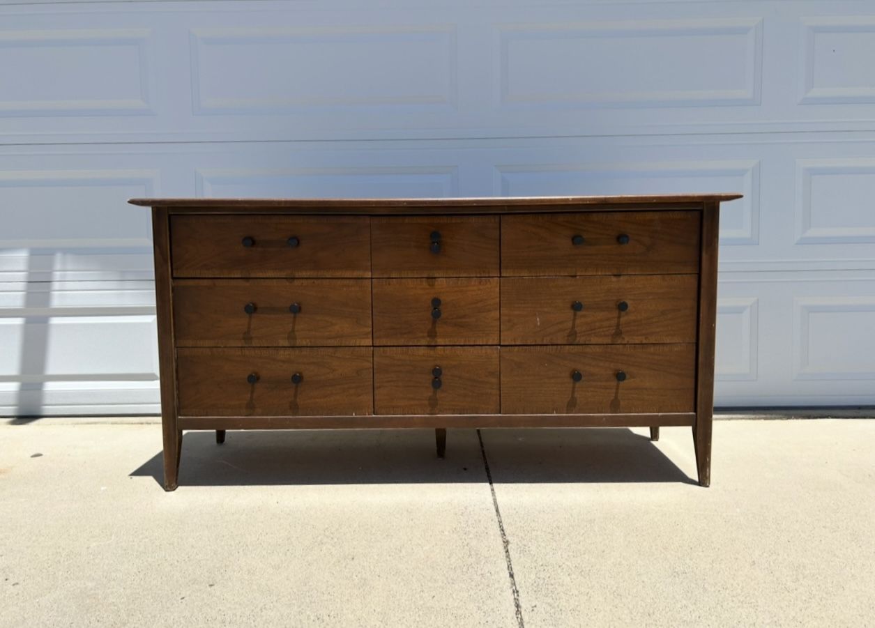 9 Drawer Mid Century Dresser / Made By: Stanley Furniture