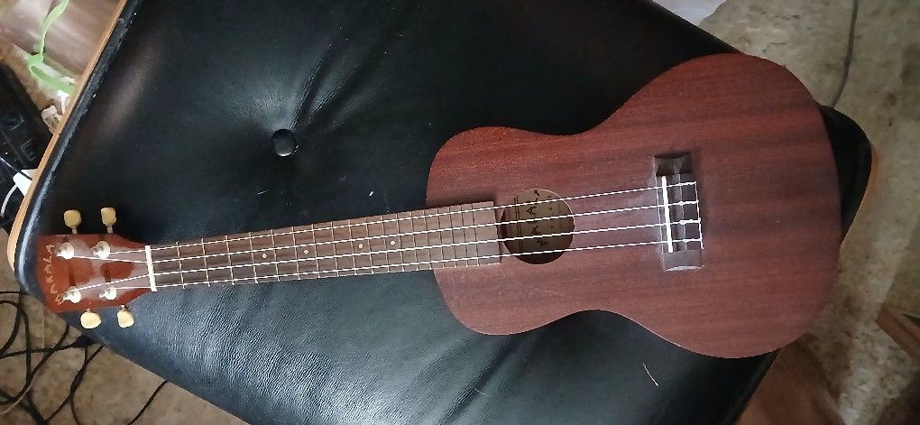 Makala Baritone Ukelele Mahogany Large Scale Ukelale Hawaii Luau Costume Music Guitar Chldren