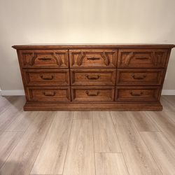 Solid Wood 9-Drawer Dresser – Excellent Condition