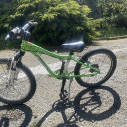 Specialized HotRock 6 speed junior, 12 yrs, mountain bike with custom fit stand and bell
