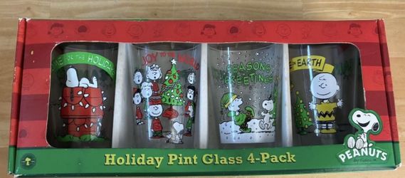 PEANUTS Snoopy Holiday Pint Glass 4-pack Set