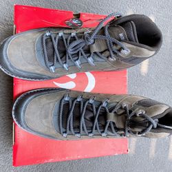 Brand New Rugged Wolverine work boot. (Gray)