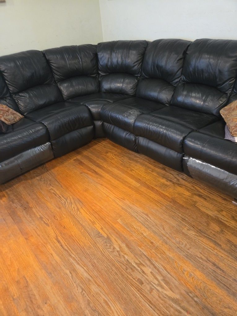 Leather sectional Couch Good Condition