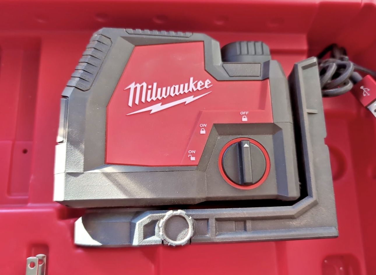 Milwaukee 100 ft. REDLITHIUM Lithium-Ion USB Green Rechargeable Cross Line Laser Level with Charger (3521-20)