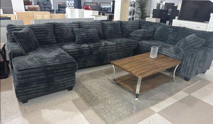 💞OM 💞  Brand New Living Room Sectional with Chaise