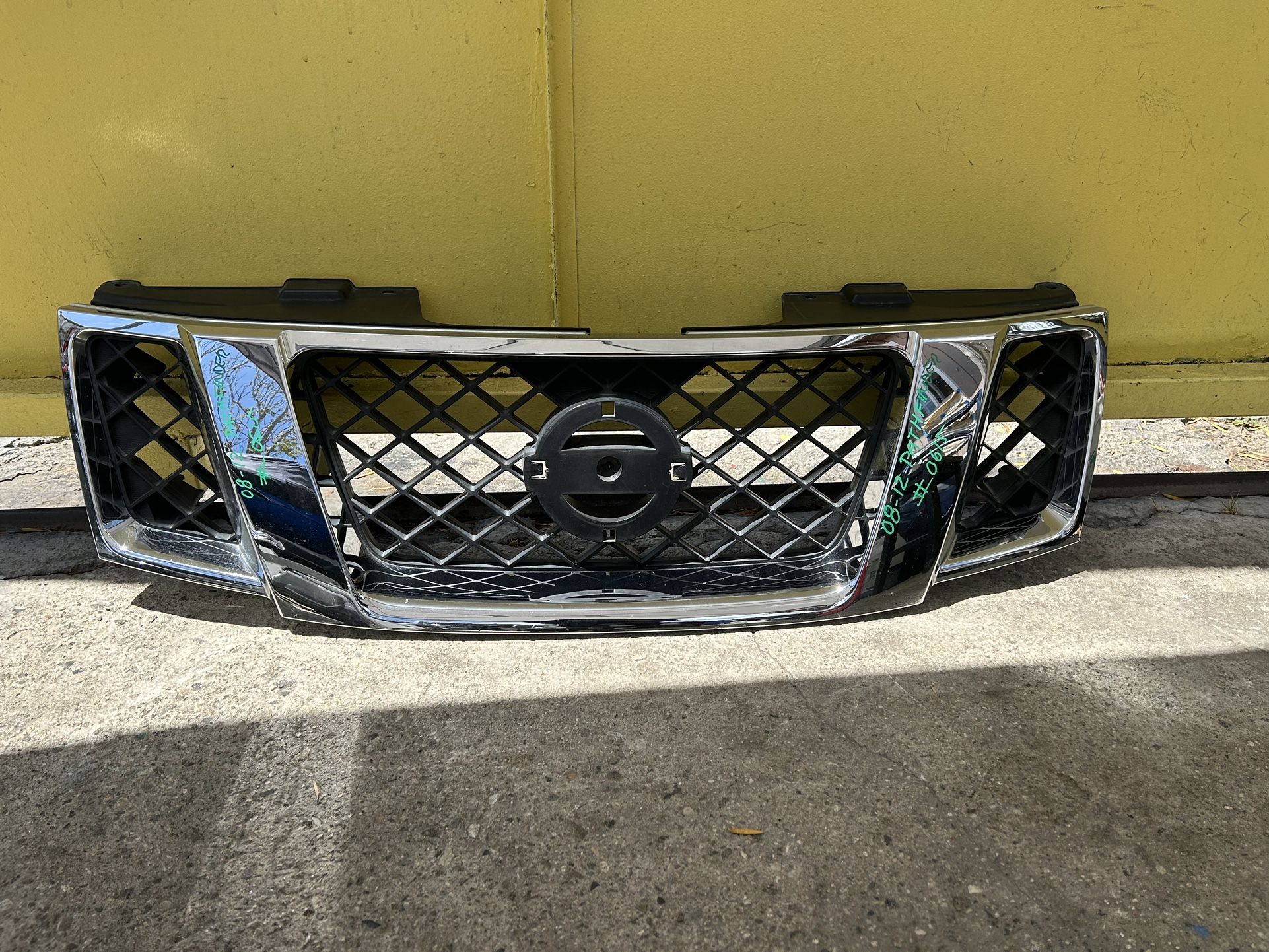 2008-2012 NISSAN PATHFINDER GRILLE OEM