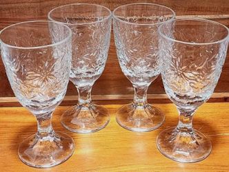 Princess House Fantasia Water Wine Goblet 7" clear glass all over poinsettia
