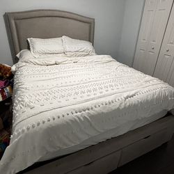 QUEEN BED no Mattress