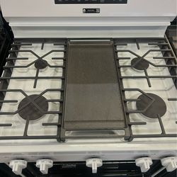 New GE Gas Stove 5 Burner w/ Griddle – Scratch & Dent – Save Big