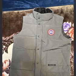 Canada Goose vest size large 