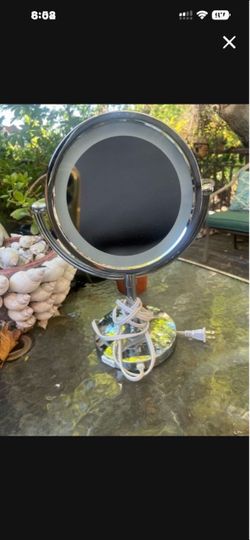 Reversable mirror magnifier with light