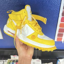Off white x Air Force 1 Mid ‘Varsity maize’