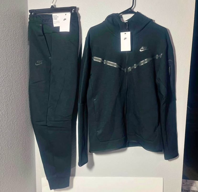 Black Nike Tech Fleece
