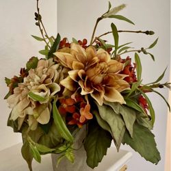 BEAUTIFUL FLOWER ARRANGEMENT 