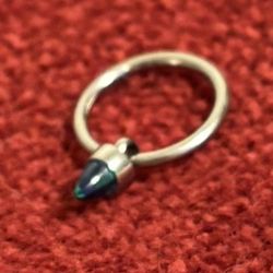 G23 Titanium Alloy Septum Piercing Hinged Nose Ring Septum Clicker Cartilage Green Gem Body Piercing Jewelry