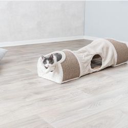 TRIXIE Cuddly Condos with Tunnel, Sisal Scratching Surface, Cream/Brown