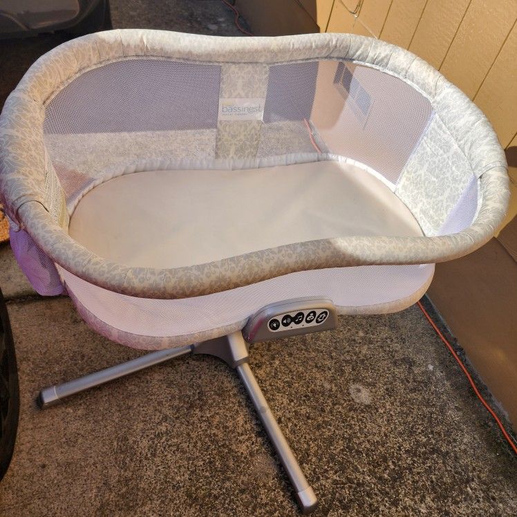 Bassinet (Swivel) with Working Light, Sound, Etc.