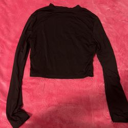 black long sleeve crop top