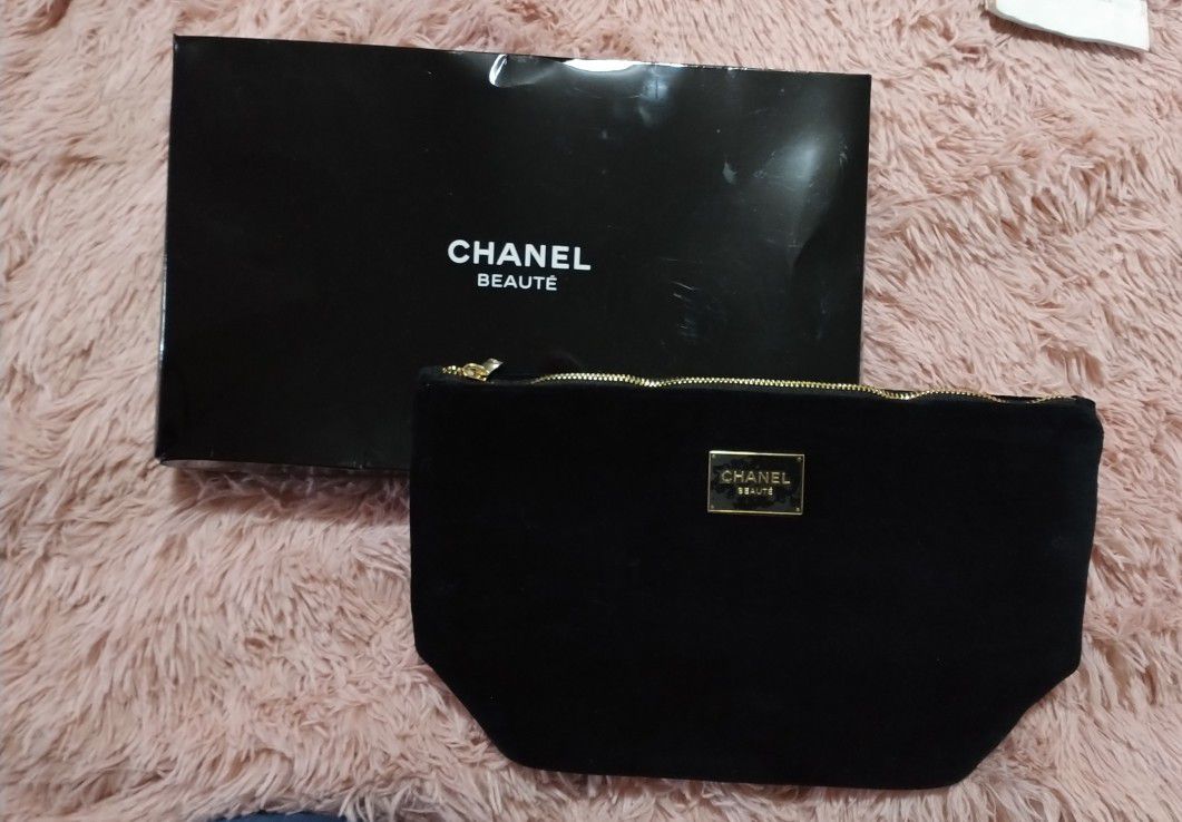 Chanel Makeup Bag for Sale in Long Beach, CA - OfferUp