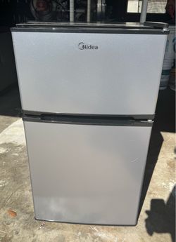 Midea mini fridge